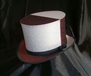 Красно-белая шляпа шапокляк