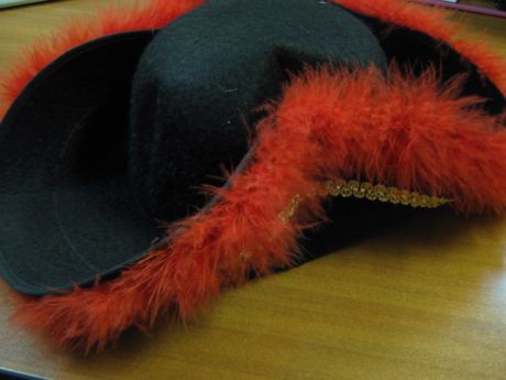 Шляпа пирата с красной опушкой