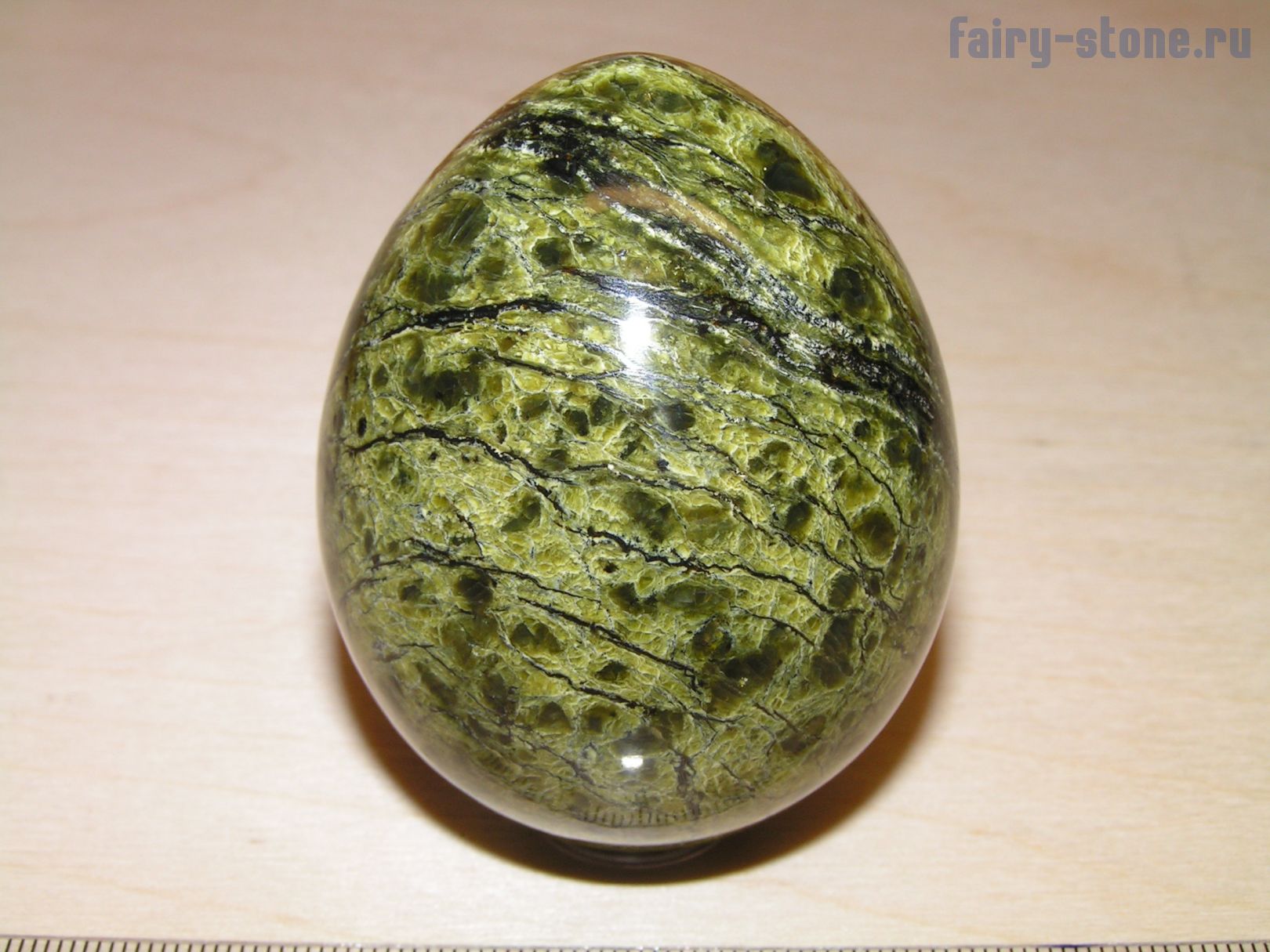 Яйцо из камня змеевик (62мм)