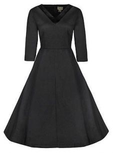 Элегантное черное платье в V-образным вырезом "Кармен"