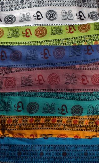 фото индийской ткани с символом Ом разных цветов