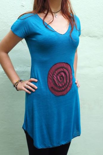 Женская длинная футболка из качественного трикотажа c аппликацией (круг со спиралью)