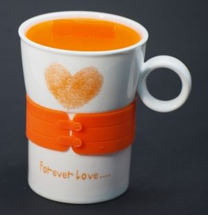 Кружка с силиконовой оранжевой вставкой "Сердце"