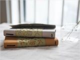 Качественная и красивая записная книжка - отличный подарок для коллеги