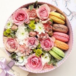 Коробочка с цветами и макарунами №5