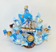 Подарок из конфет с корабликом №630 "Голубая волна"