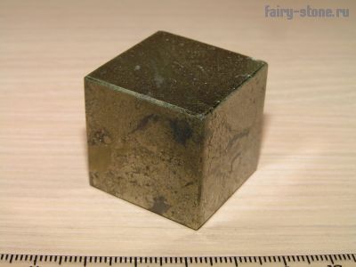 Куб из халькопирита (29мм)