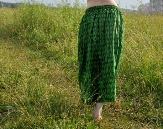 Длинная ярко-зеленая юбка в пол
