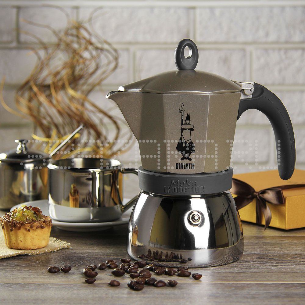 Кофеварка фото. Гейзерная кофеварка Bialetti Moka Induction. Мока гейзерная кофеварка. Гейзерный кофейник Биалетти. Bialetti Moka Induction Gold.