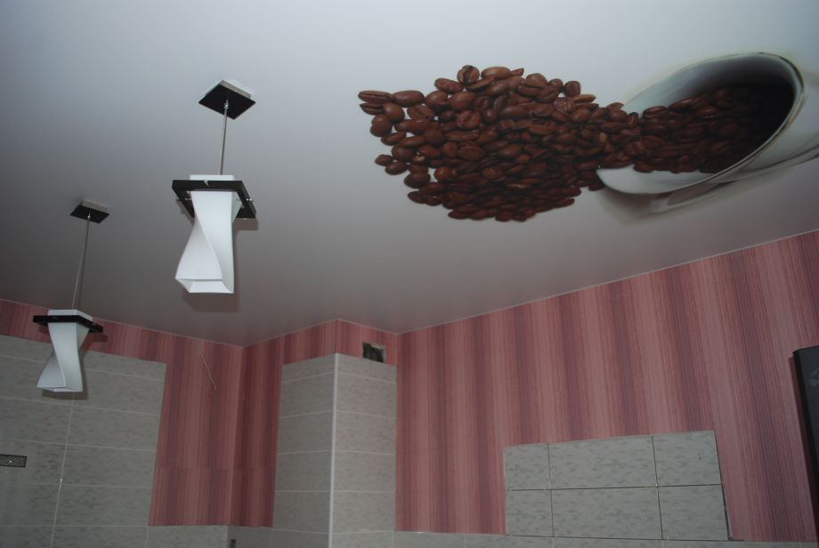 Натяжной потолок в кухню