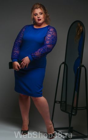 Синее платье с гипюровыми рукавами