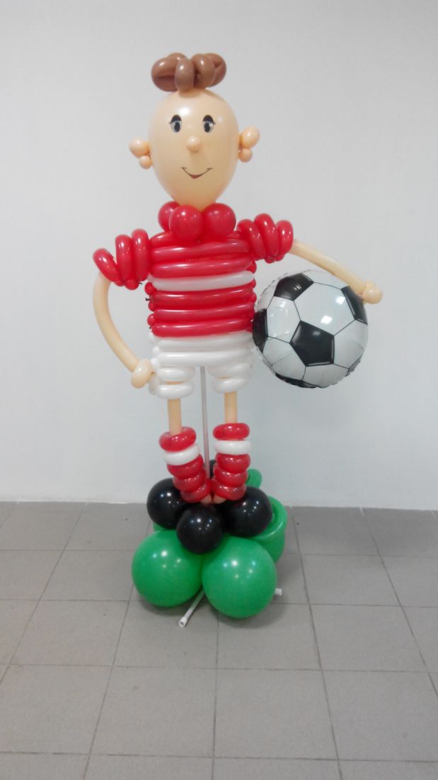 Футболист фигура из шаров