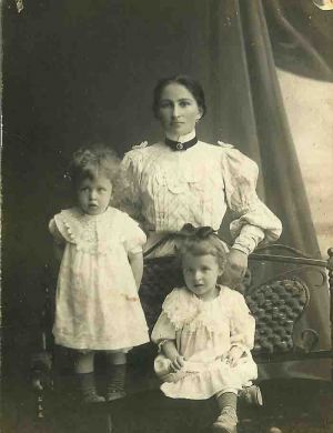 Митя и Лена Кабалевские с няней. Луганск (1907/1908 г.г.)