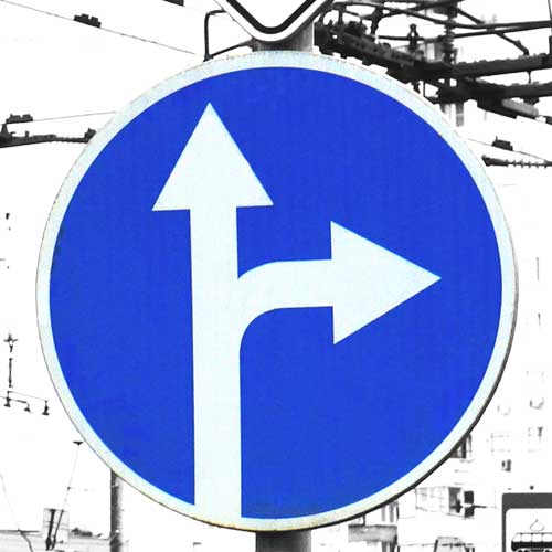 Дорожный знак 4.1.4 "Движение прямо или направо".
