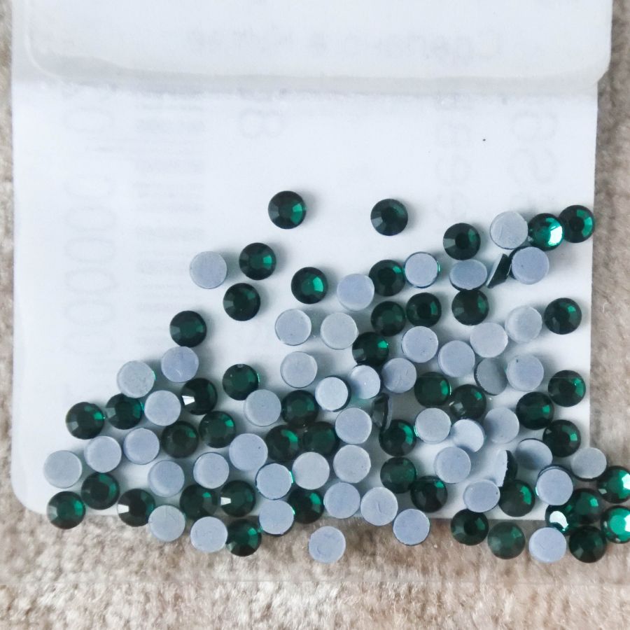 Стразы стеклянные клеевые, цвет Изумруд, SS6, 100 шт/упак