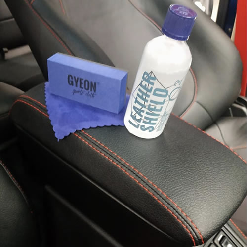 Нанесение кварцевой защиты на кожу салона авто Gyeon Leather Shield