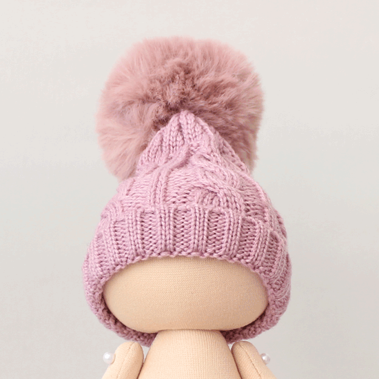 Вязаная шапочка для куклы Пыльно-розовая с помпоном