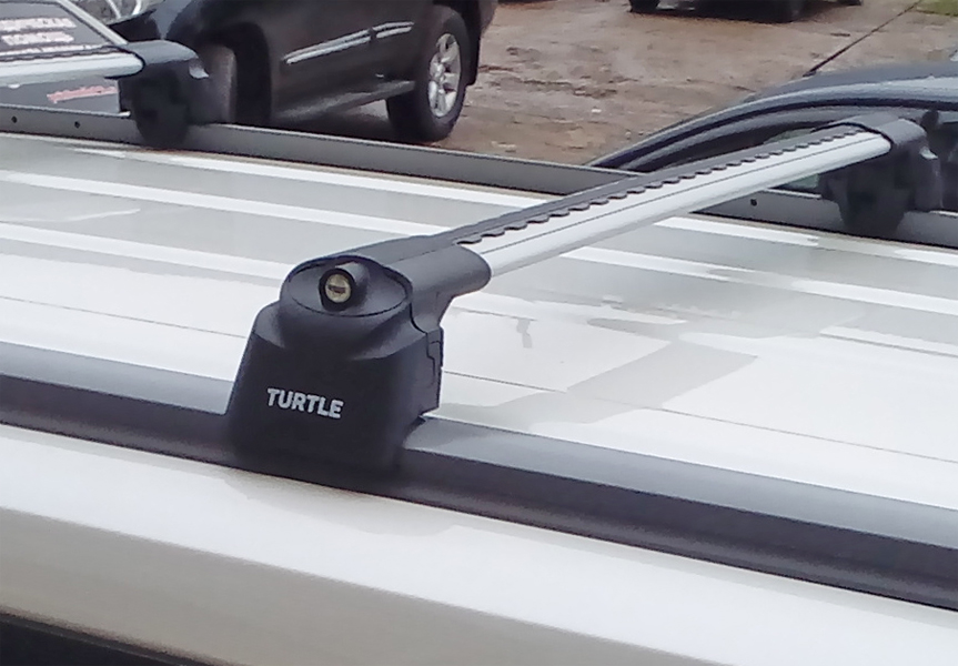 Багажник на крышу Toyota Fortuner II 2015-…, Turtle Air 2, аэродинамические дуги на интегрированные рейлинги (серебристый цвет)