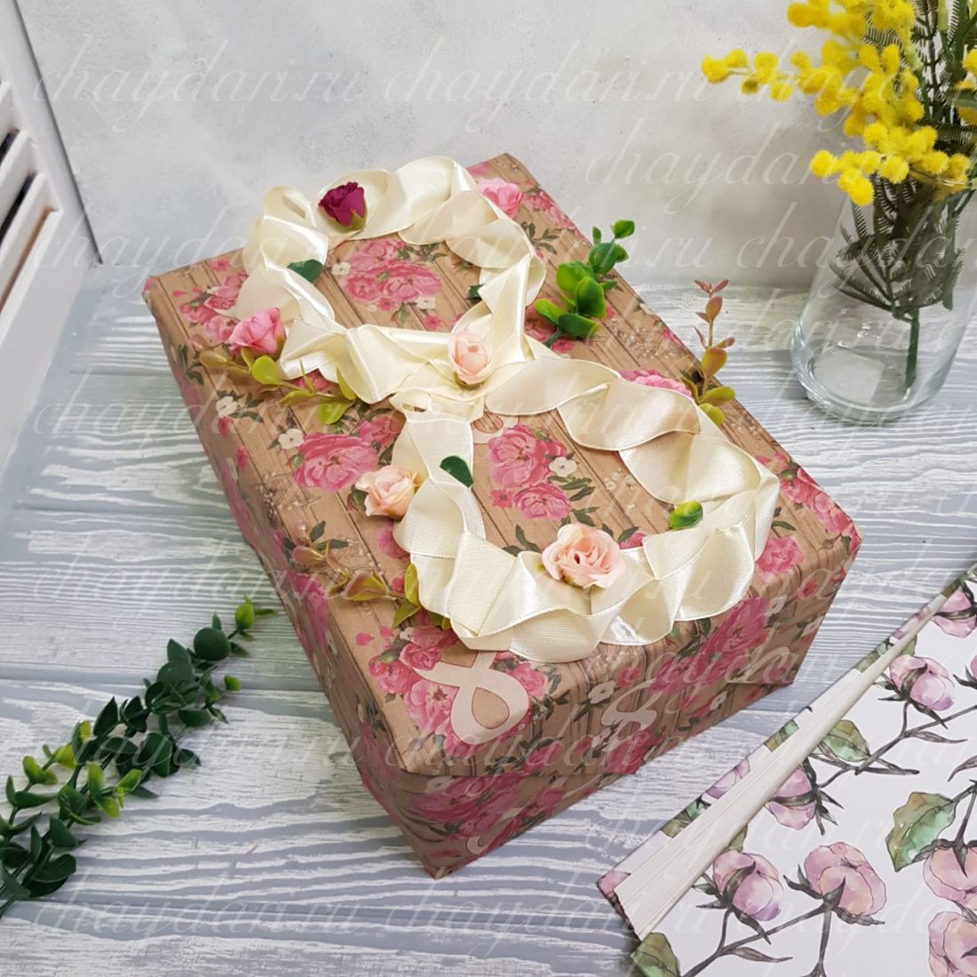 Коробка с чаем, сладостями и медом "Праздничная восьмерка"