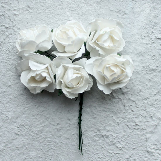Бумажные цветы белые- Кукольная миниатюра