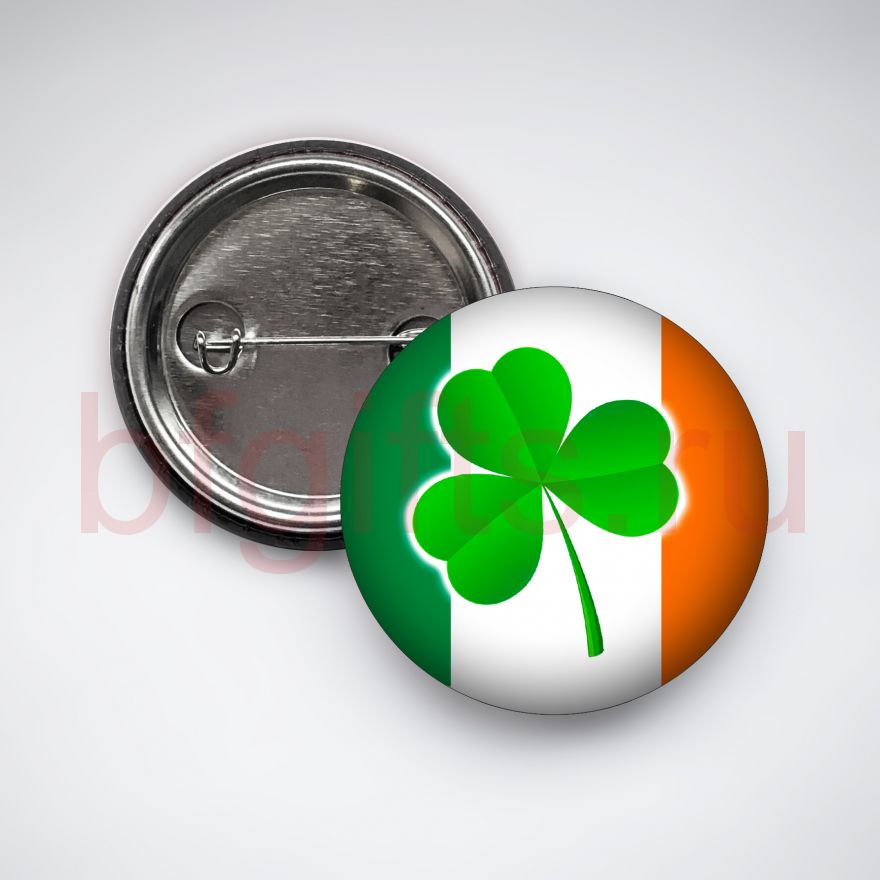 Значок Шамрок на фоне ирландского флага