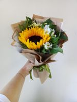 Букет с подсолнухом и альстромерией