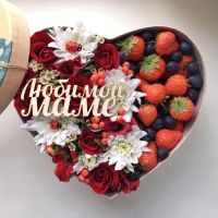 Коробочка-сердце с цветами и ягодами