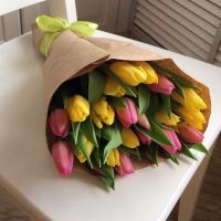 21 желто-розовый тюльпан в крафт бумаге