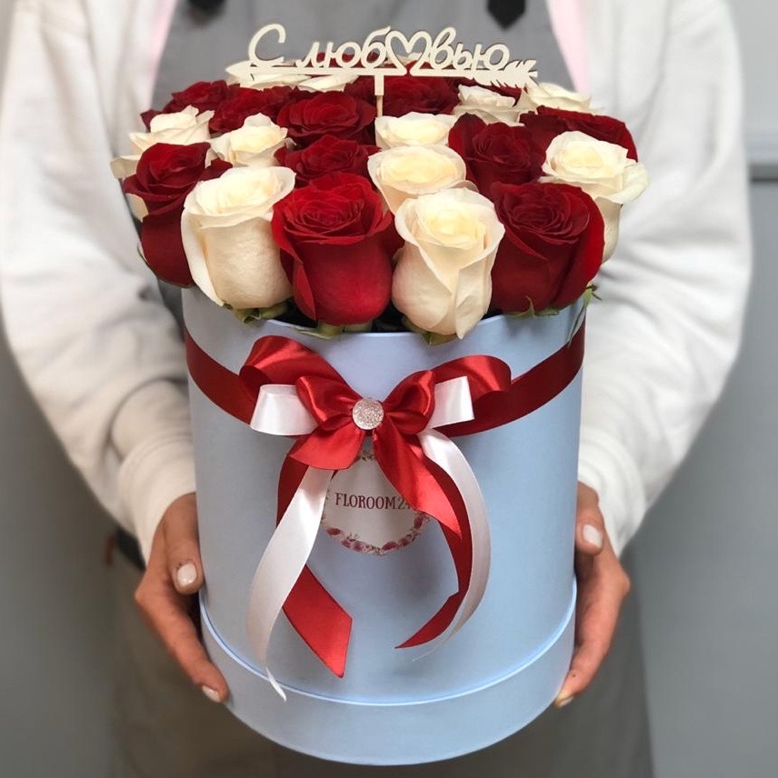 25 бело-красных роз в шляпной коробке