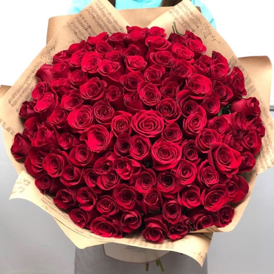 Акция! 101 красная роза Эквадор в крафт бумаге