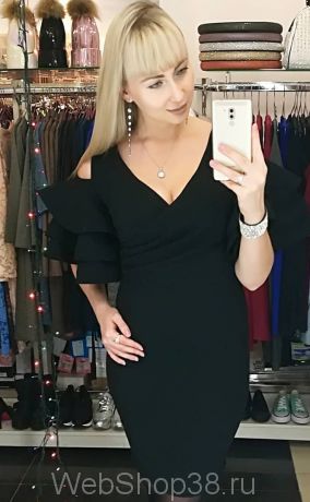 Черное эффектное коктейльное платье с воланами на плечах