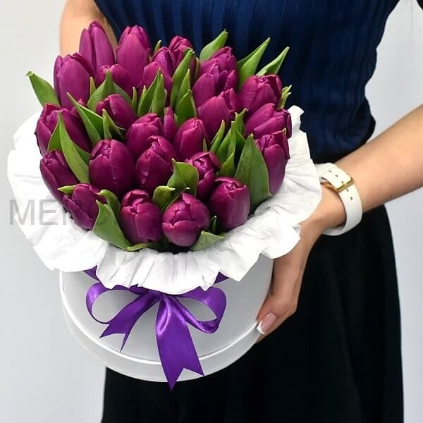 25 фиолетовых тюльпанов в шляпной коробке