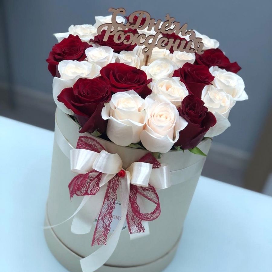 25 бело-красных роз в шляпной коробке с топпером на выбор
