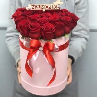 25 роз в шляпной коробке (топпер на выбор)