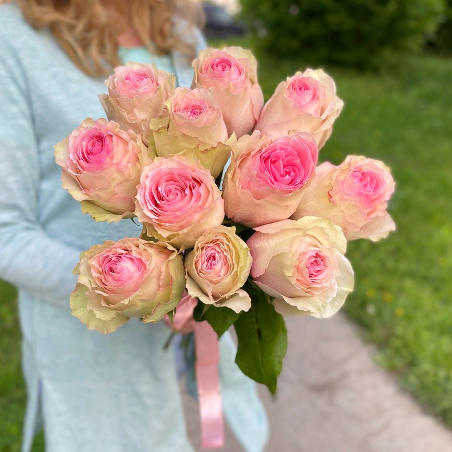 11 пионовидных розовых роз “Esperance”