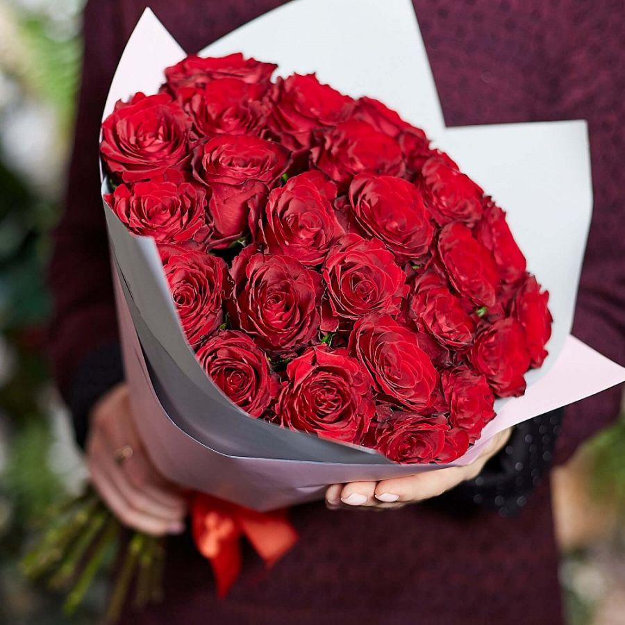 25 красных роз в оформлении (50 см Импорт)