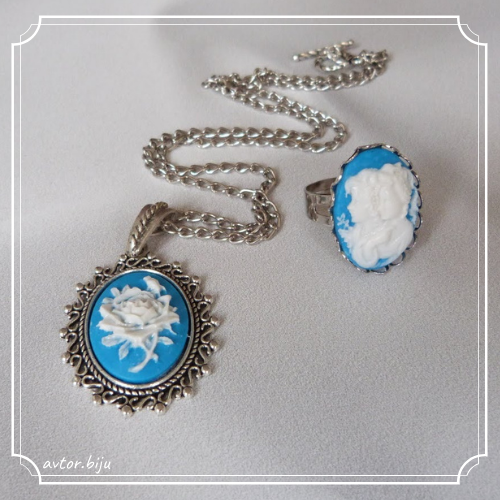 Комплект украшений с камеями Роза (кулон 18х25 кольцо 18х25) фон голубой под серебро