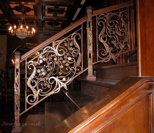 Кованое ограждение для деревянной лестницы - эскиз поручня, фото лестницы