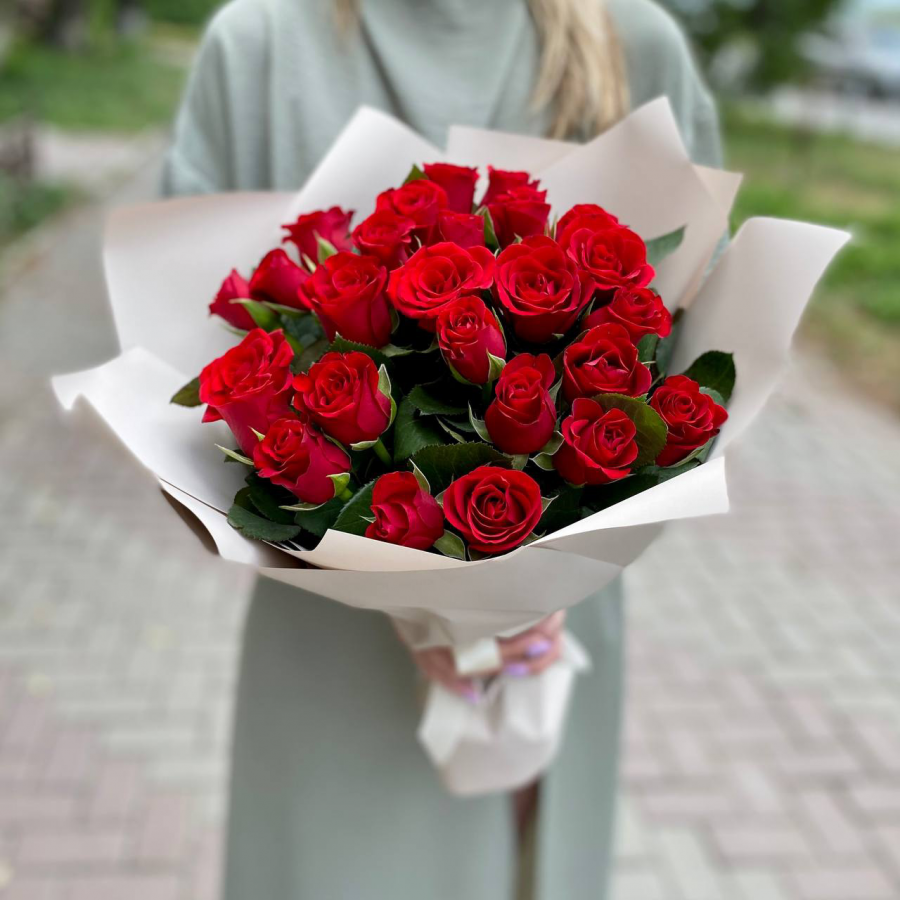 25 красных роз (40 см) в оформлении