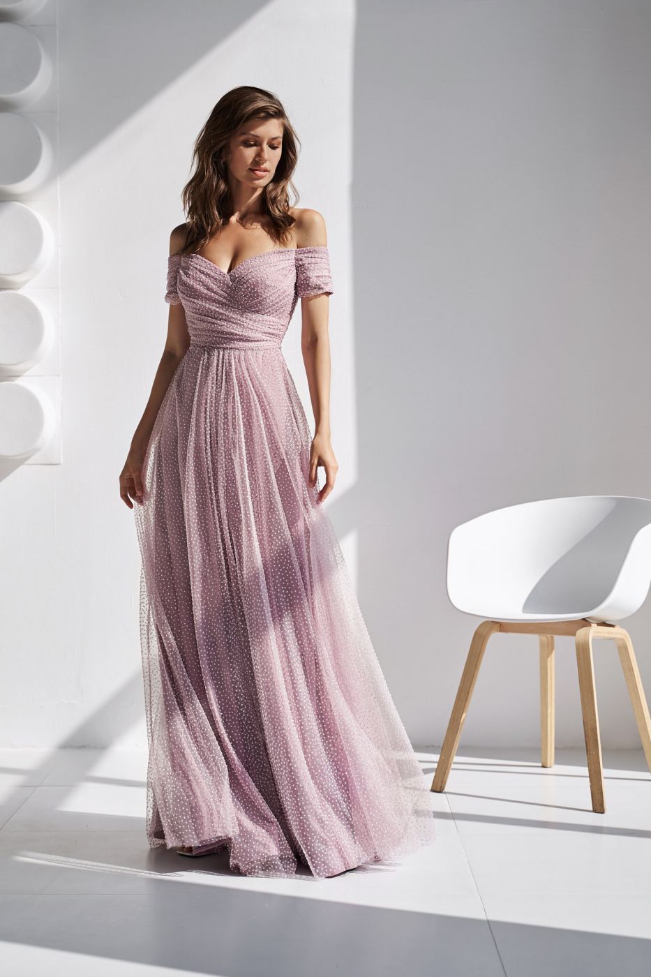 Пышное платье с многослойной юбкой, корсетом и приспущенными рукавами розового цвета Арт. 553