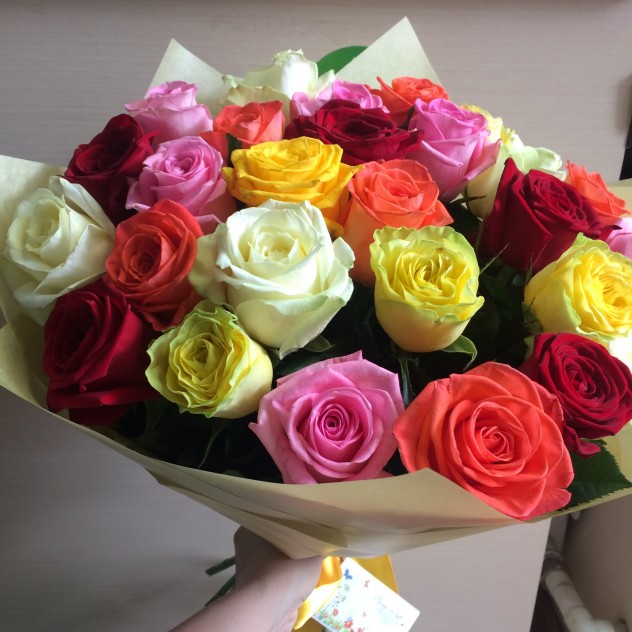 Розы микс  в стильной упаковке длина 50 - 60 см