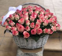 101 бело-розовая роза в корзине