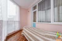 кровать на балконе в апартаментах ЖК Солнечный
