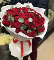 51 красная роза с эвкалиптом