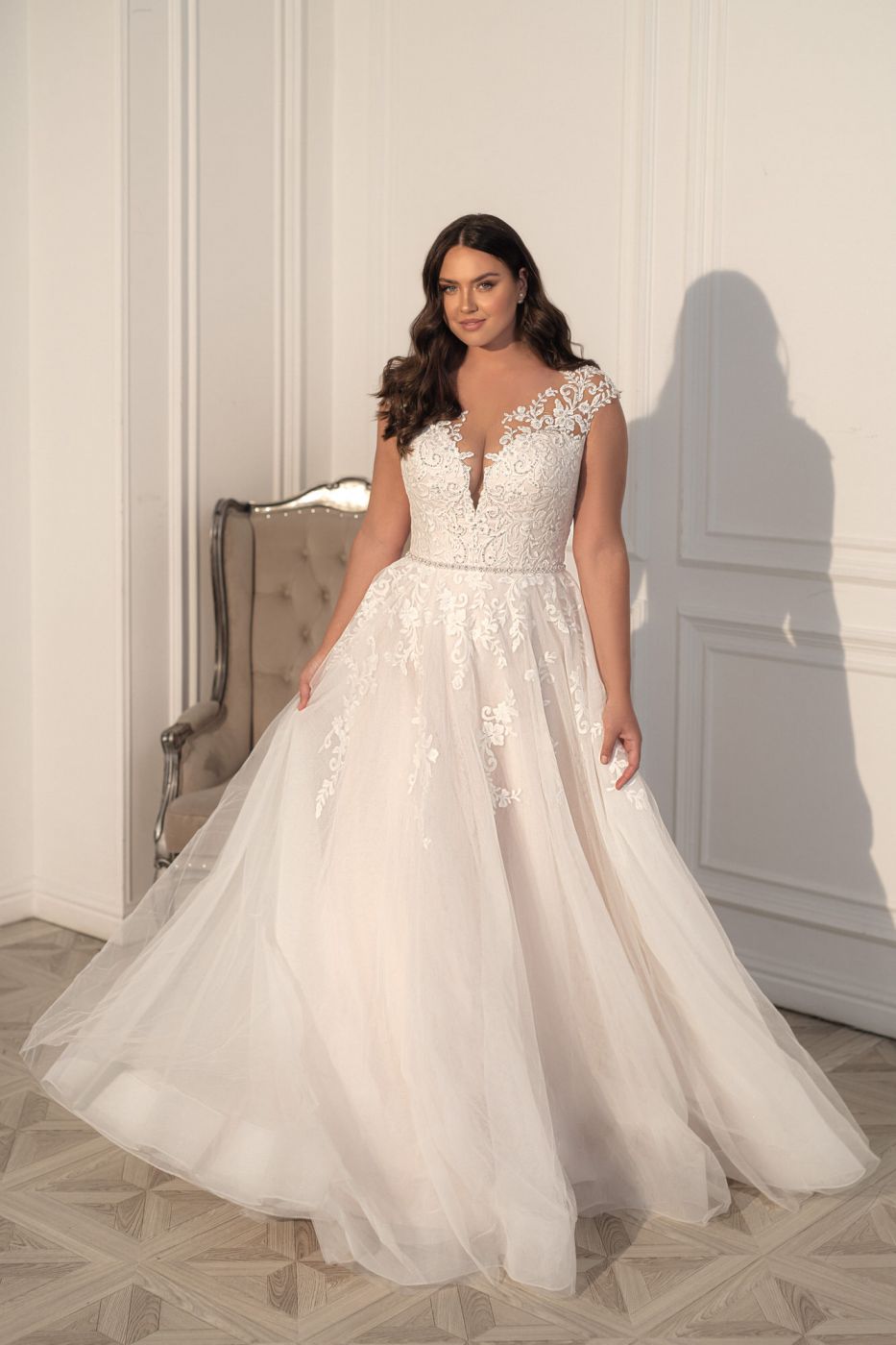 Пышное свадебное платье в теплом белом оттенке с кружевным декором и мерцающими акцентами Арт.043