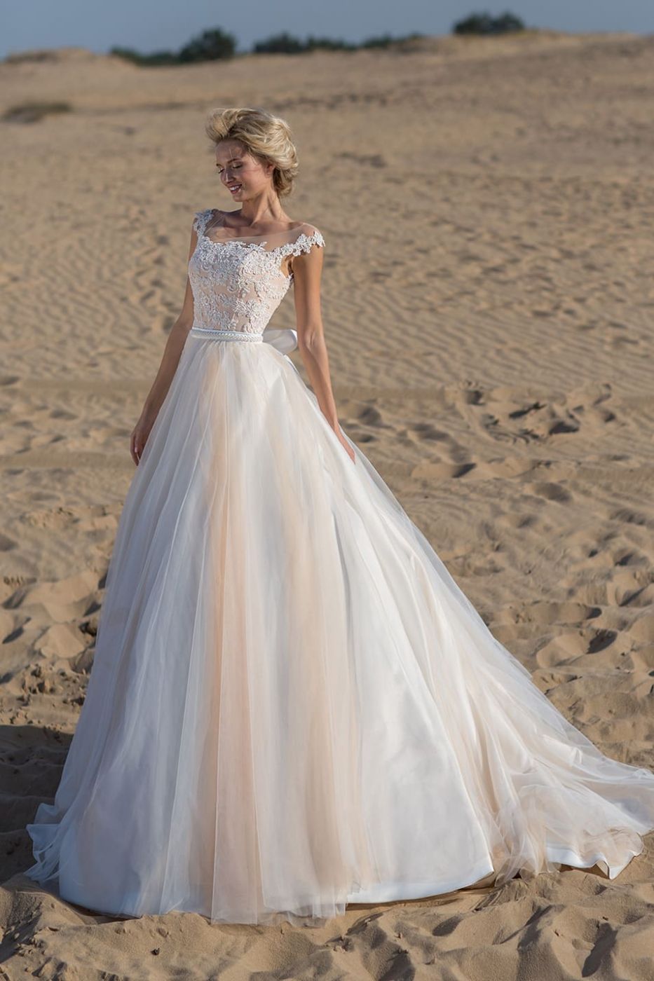 Свадебное платье в пудровом оттенке корсета и полупрозрачным верхом пышной юбки смотрится романтично Арт. 116