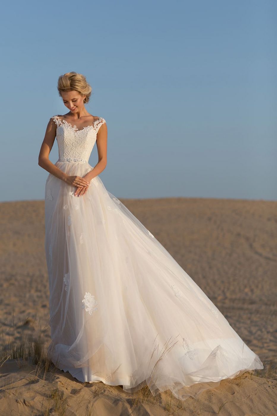 Свадебное платье в пудровом оттенке сдержанно и красиво подчеркивает линии силуэта Арт. 114