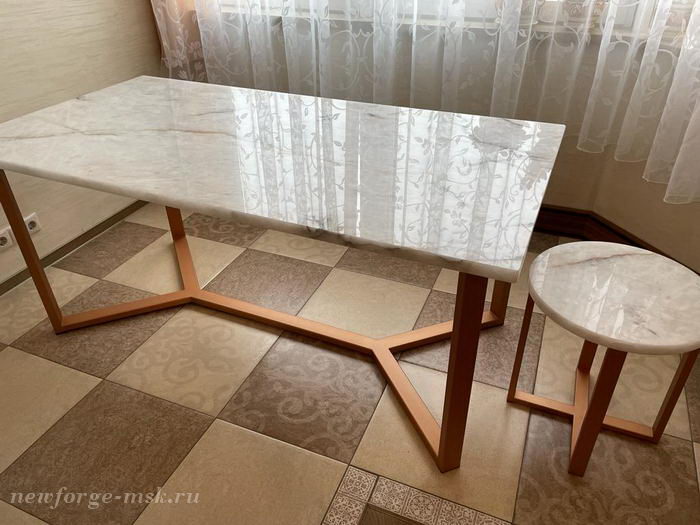 Современный стол из натурального мрамора (основание под медь)