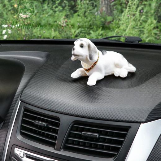 Собака на панель авто, качающая головой, большая, белый окрас