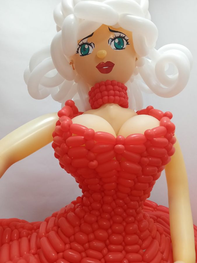 Фигура из воздушных шаров Дама  в красном